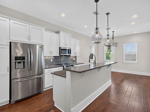 3rd image of 233 Calusa Blvd