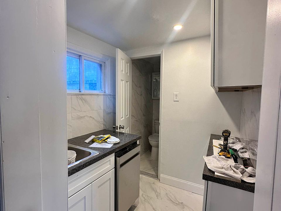 1st image of 58 Jane St Fl 3