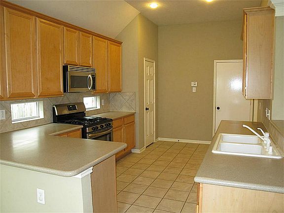 2nd image of 12910 Oakwood Manor Dr