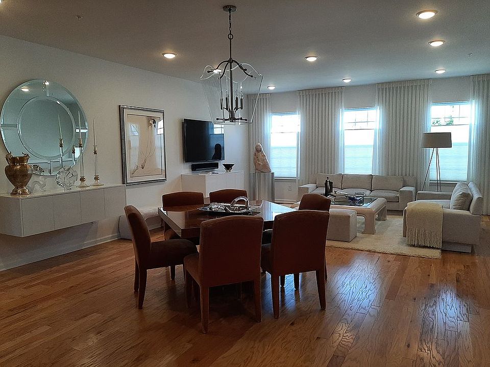 2nd image of 302 Orchard Ter #302