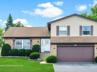 633 Hiawatha Dr, Carol Stream, IL 60188