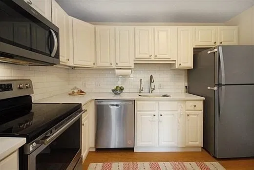 2 bed, 1.0 bath, 904 sqft, $2,350 — Photo 3