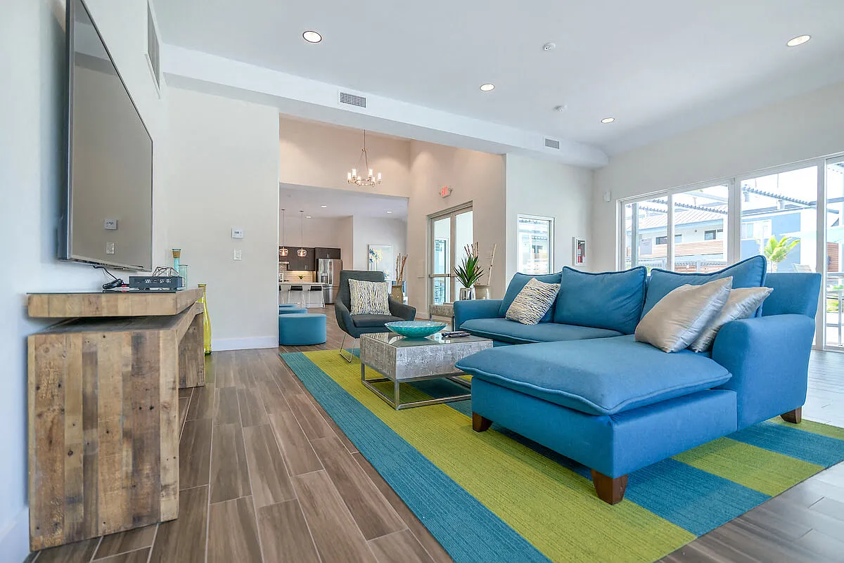 Beverly Plaza Apartments — Photo 2