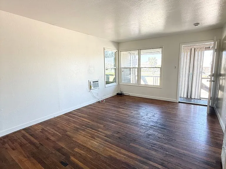 1940 E Hunter Ave — Photo 3