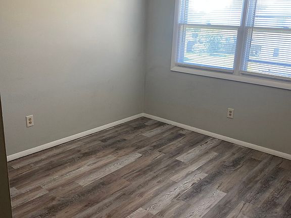 3rd image of 705 Hollycrest Dr APT 3