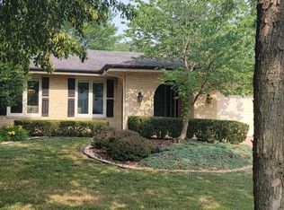 6653 Sheffield Ln, Willowbrook, IL 60527