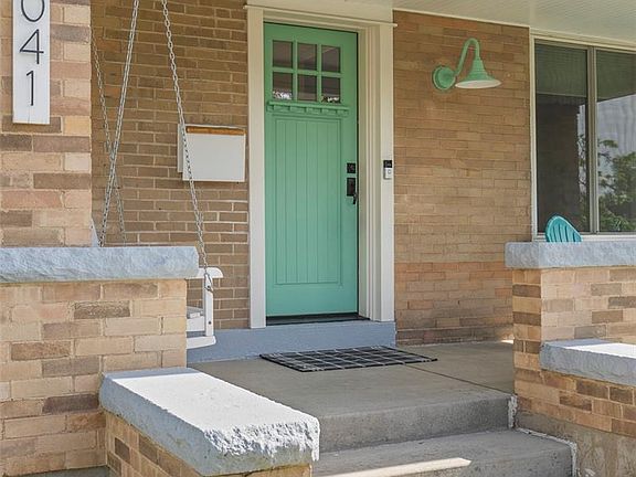 3rd image of 3041 W Clyde Place