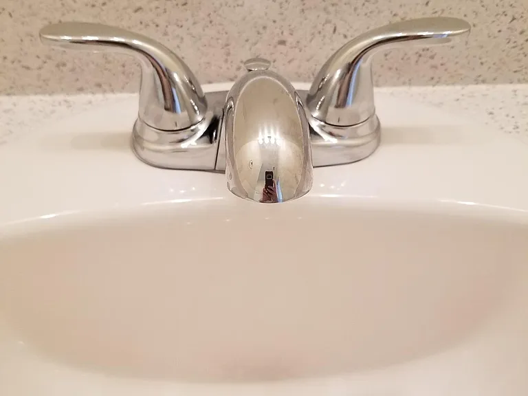 Fixtures in bath sinks