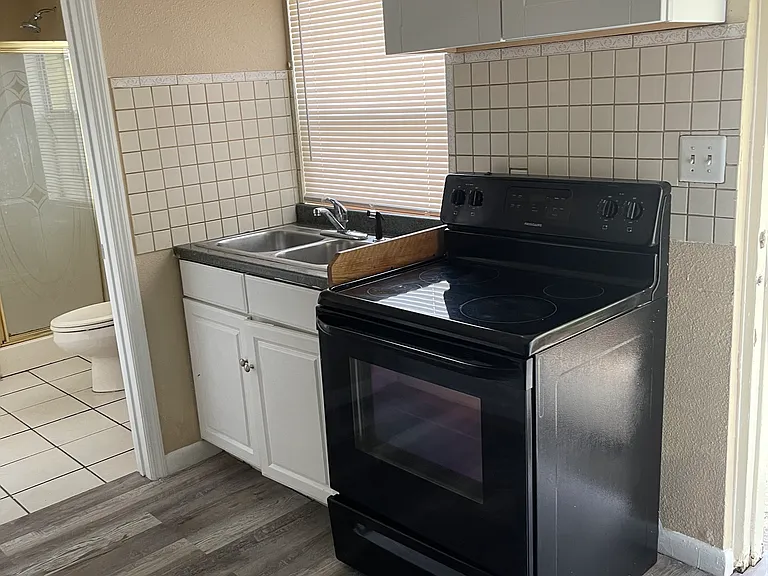 913 E Poinsettia Ave — Photo 8