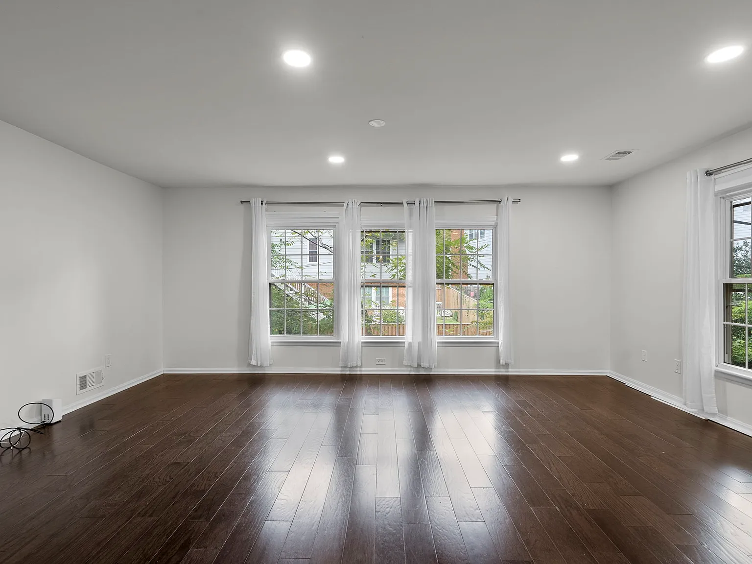 3 bed, 2.5 bath, 1502 sqft, $4,400 — Photo 4