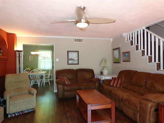 3rd image of 1101 Douglas Dr