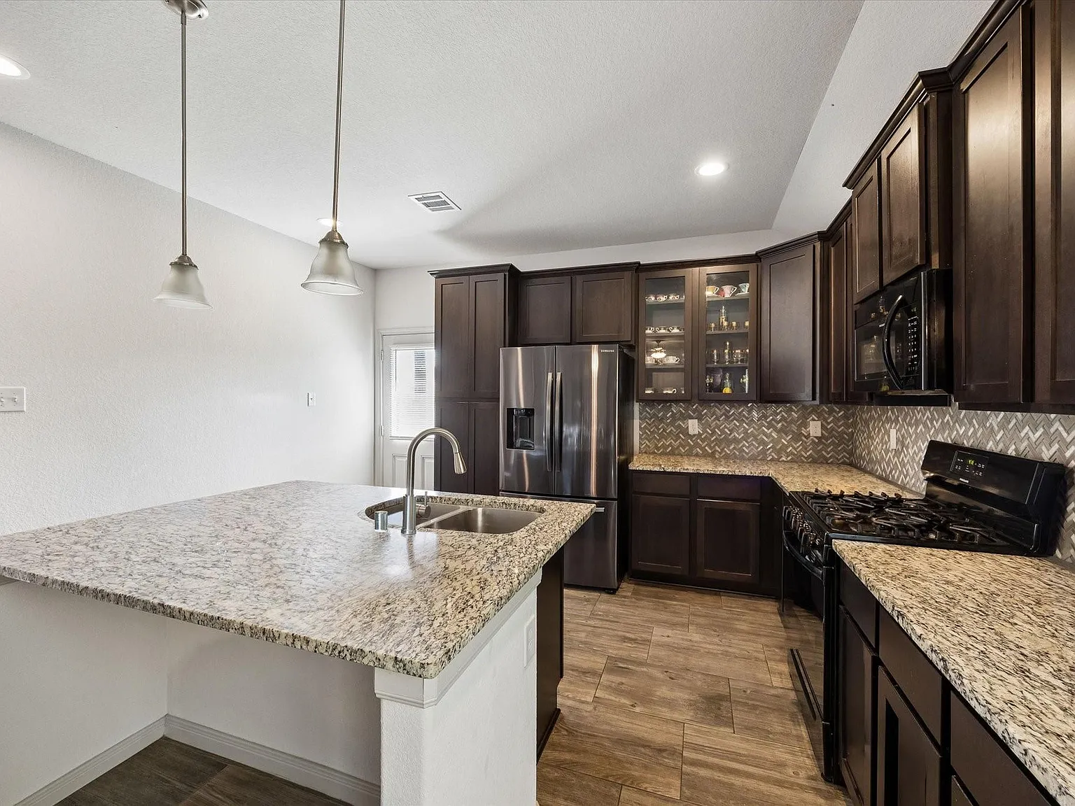 3 bed, 2.0 bath, 1381 sqft, $2,500 — Photo 4