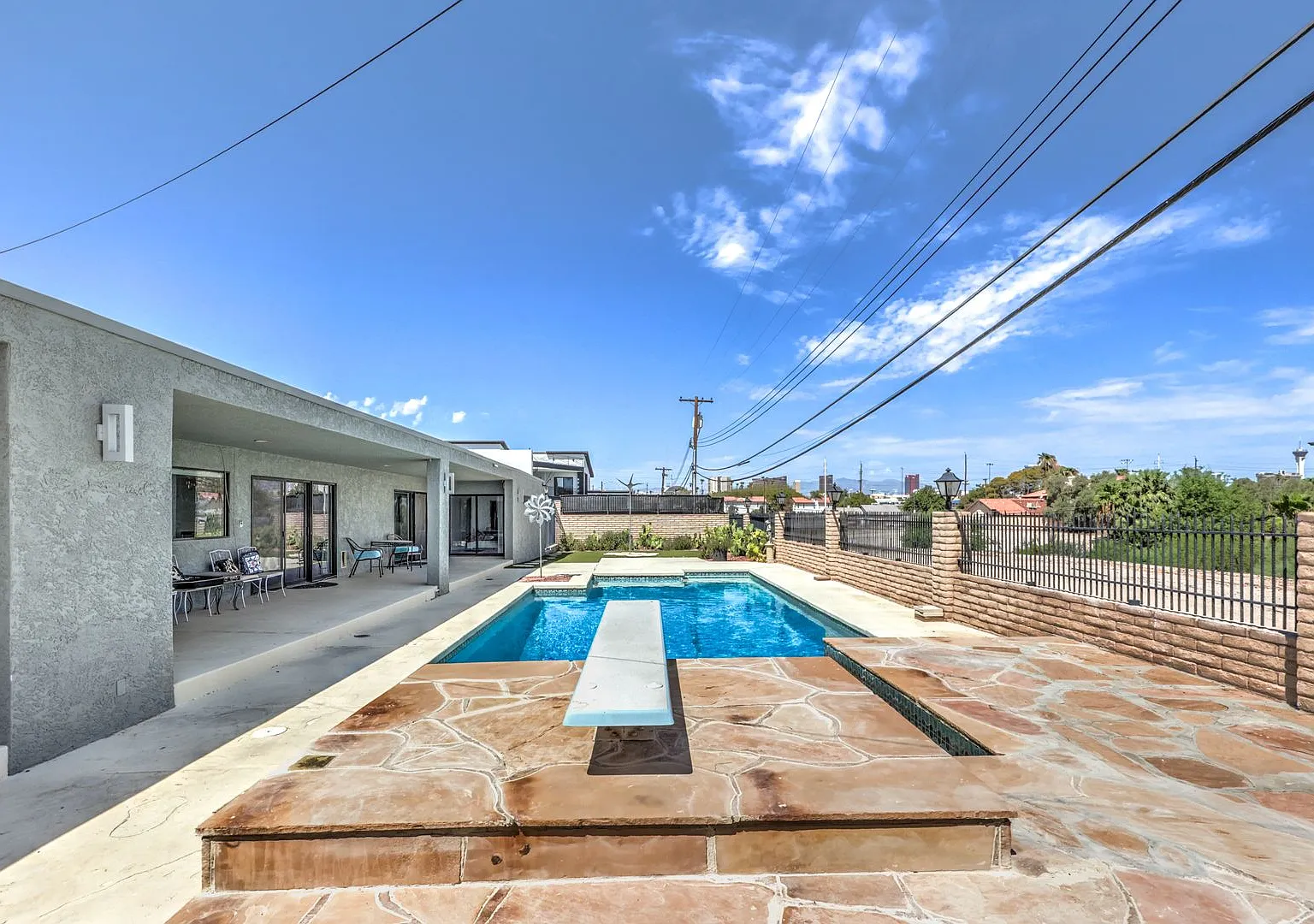 Single story with pool and RV parking for rent Las Vegas NV. — Photo 2