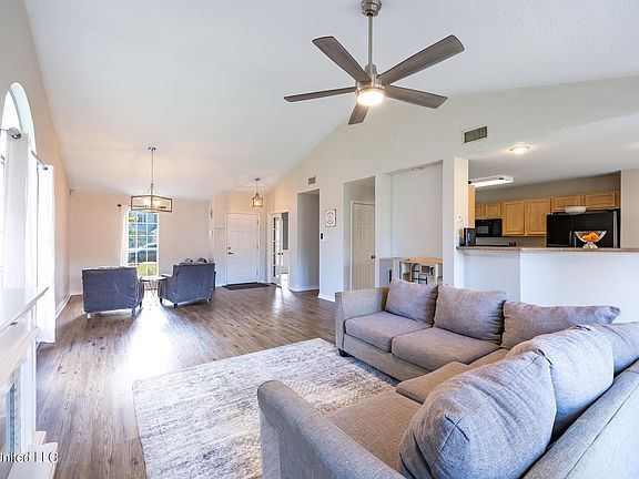 3rd image of 11191 Riverbend Dr