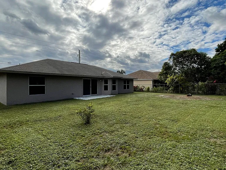517 SW Paar Dr — Photo 3