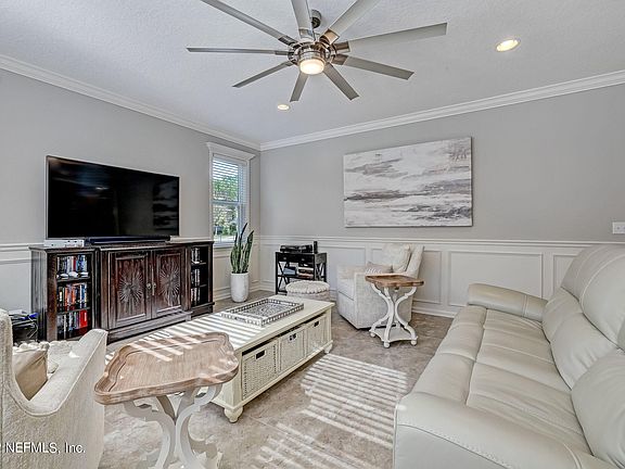 4th image of 1095 Lauriston Dr
