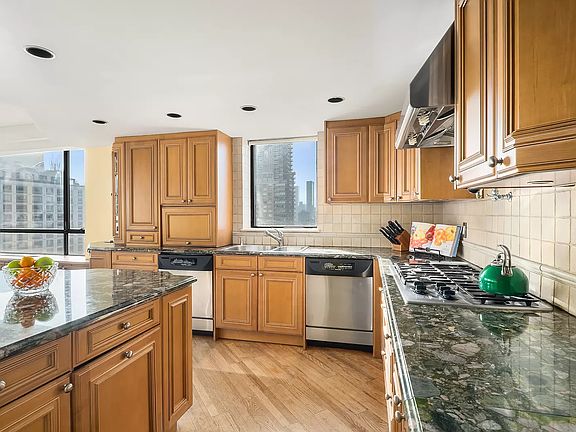 4th image of 190 E 72nd St APT 33D