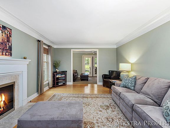 5th image of 2722 Maplewood Dr SE