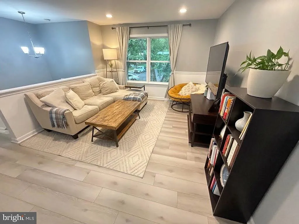 3 bed, 2.0 bath, 1304 sqft, $3,400 — Photo 3