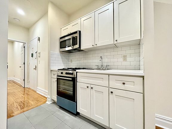 4th image of 326 E 34th St APT E4