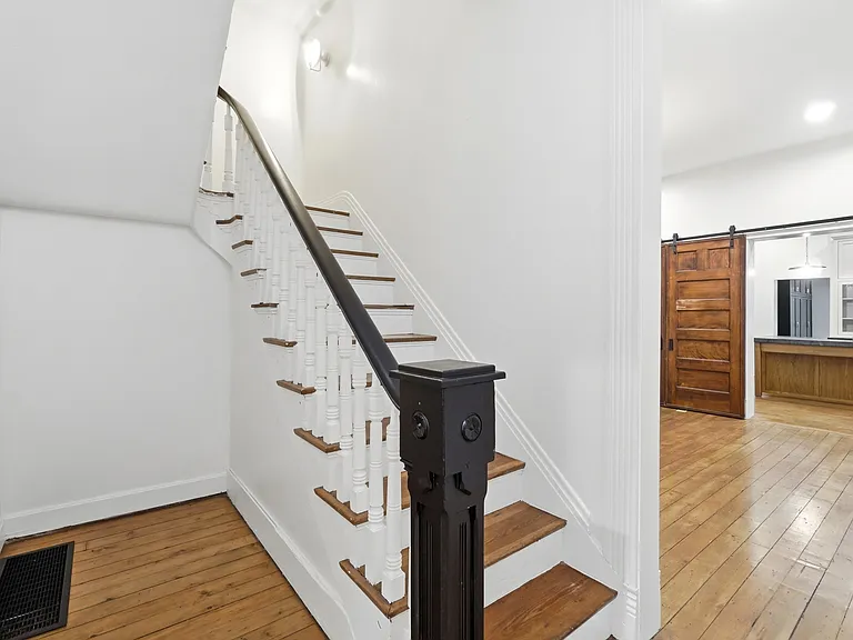811 Monroe St — Photo 22