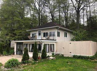2088 Gray Park Dr, Lapeer, MI 48446