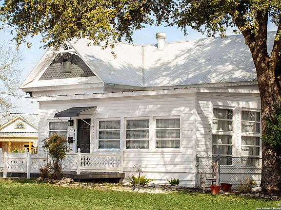 3rd image of 619 Comal