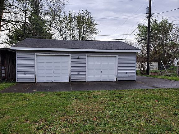 2.5 car detached garage 