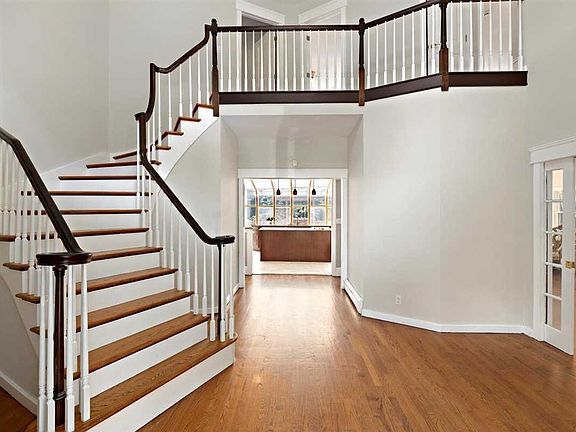 5th image of 18 Winthrop Dr