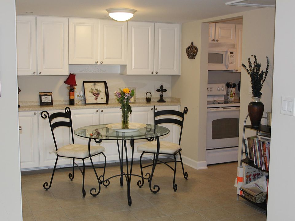 Dining area (some units have breakfast bars instead)