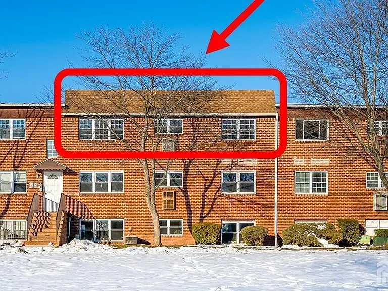342 College Dr — Photo 2