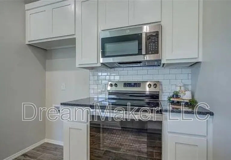 2401 S 28th Ter — Photo 18