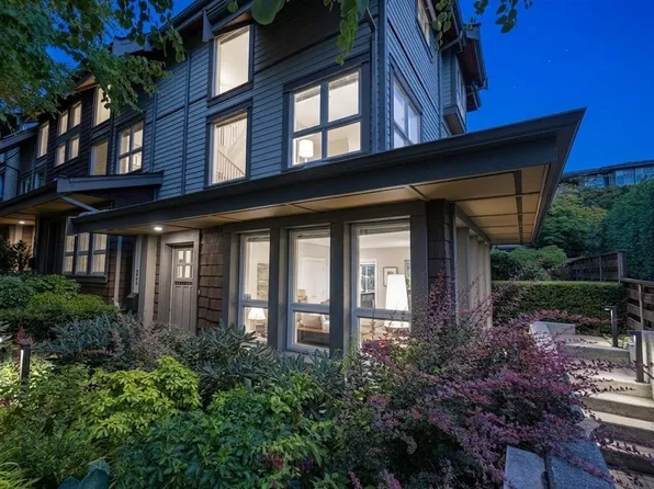2982 Chesterfield Ave, North Vancouver, BC V7N 3M6