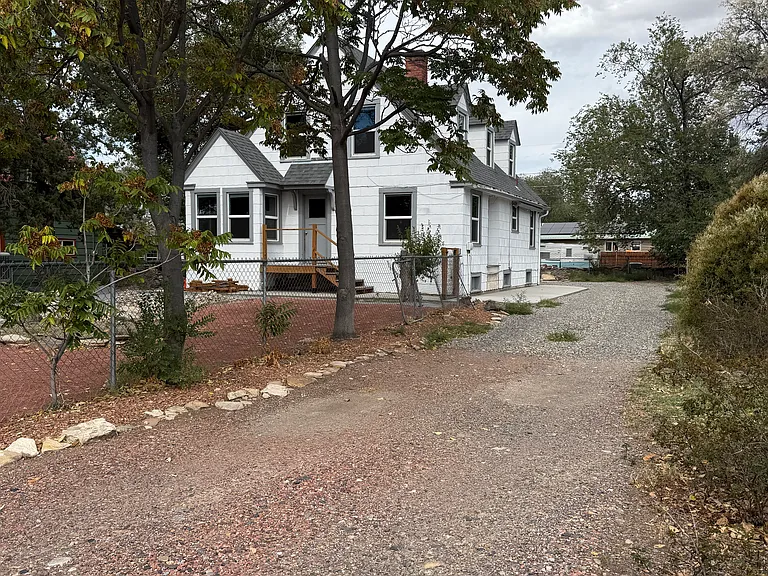 2542 Elm Ave — Photo 2