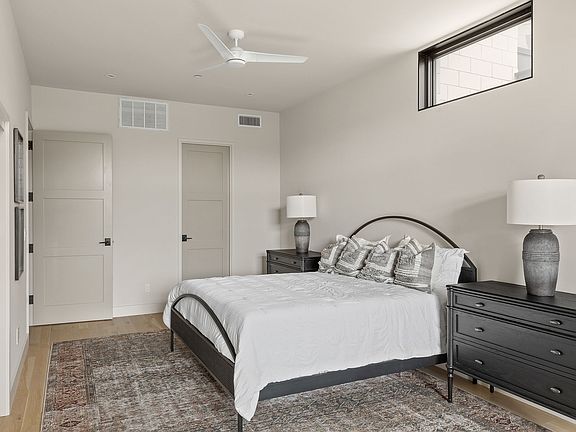 4th image of 1325 N Dewey Ave #1325