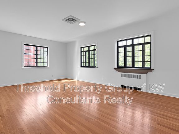 3rd image of 451 E Town St #101