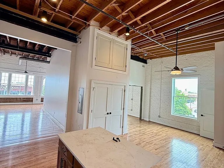 2033 W Broad St — Photo 30