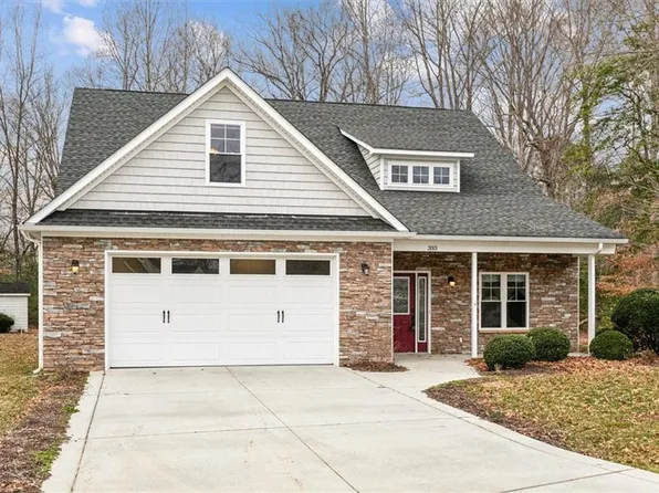 333 Highgate Dr, Hartfield, VA 23071