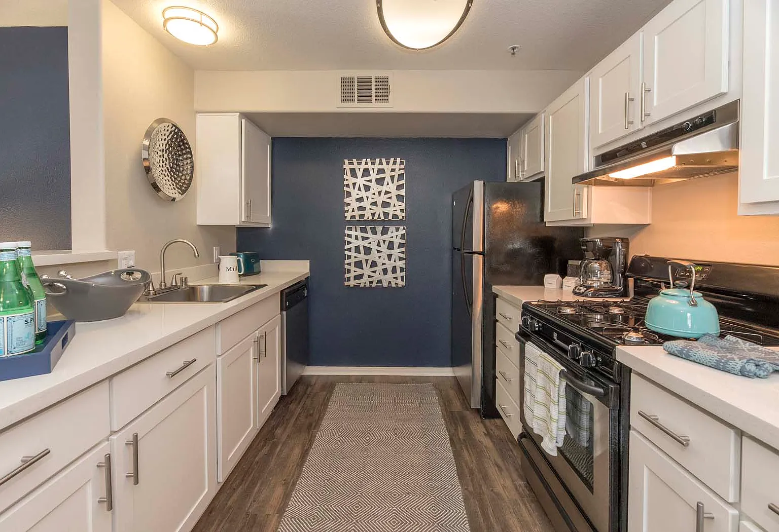 Bella Vista Apartments — Photo 2