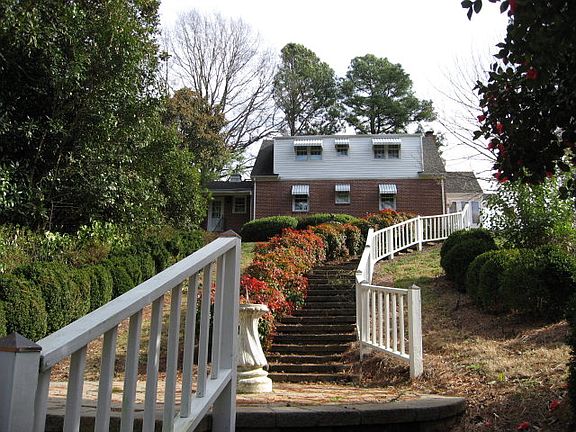 3rd image of 608 Rose Hill Ave