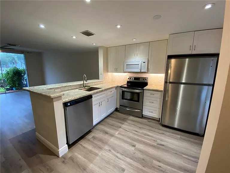 1078 Jeffery St — Photo 7
