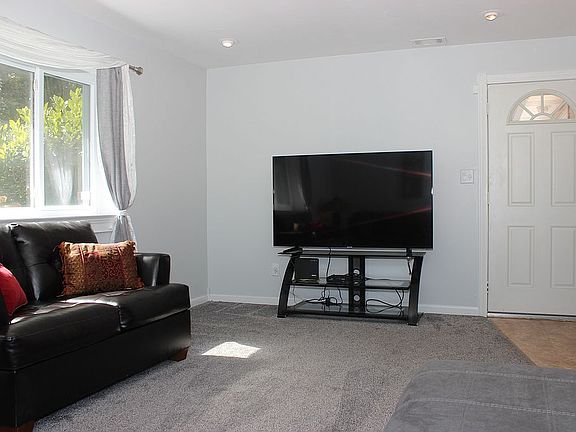5th image of 322 Feller Dr