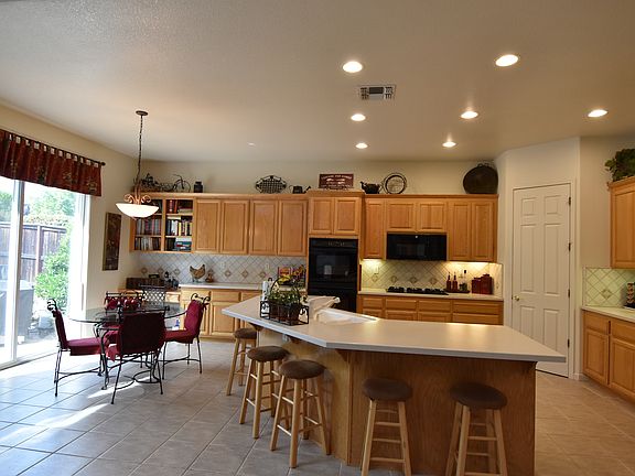 4th image of 2548 Clubhouse Dr W