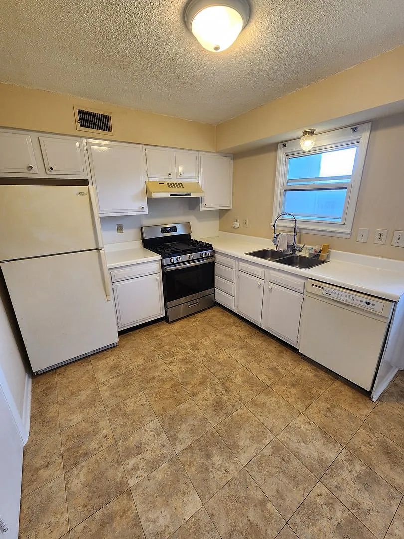 Chapel Hill / Hamlin Park Apt. Available — Photo 2