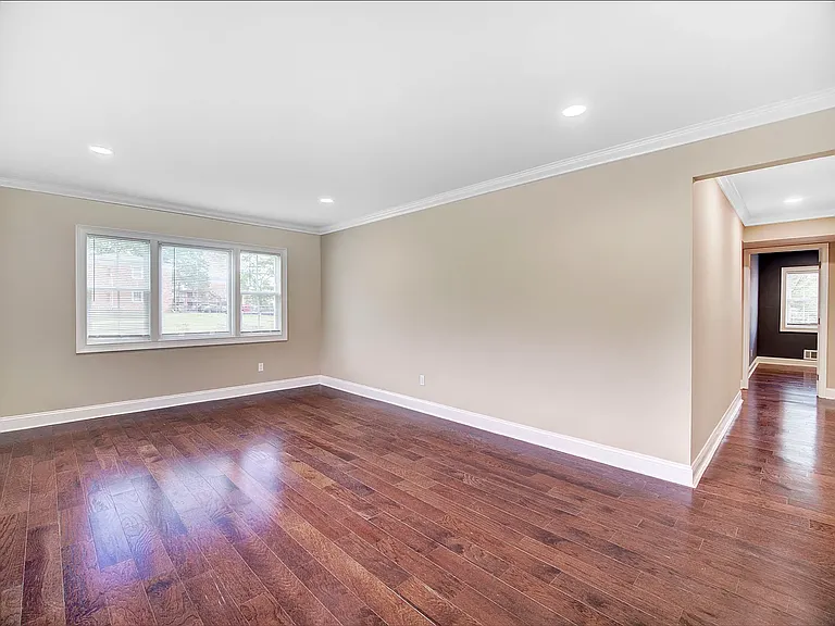 10 Stanford Dr — Photo 2