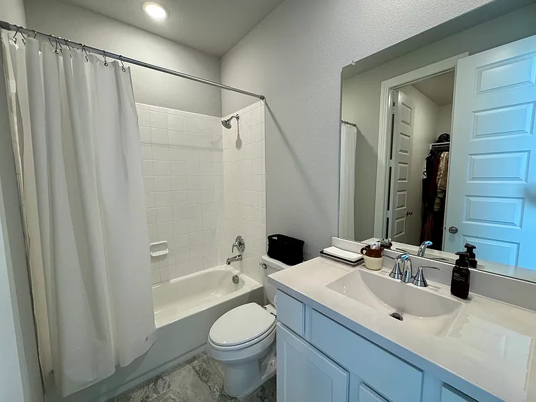 711 Markham Dr — Photo 7