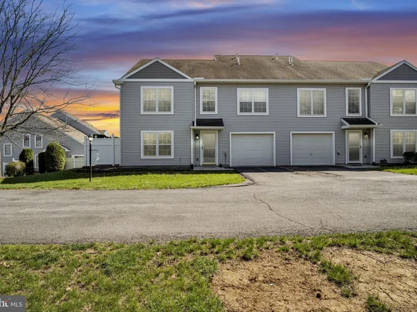 77 Courtyard Dr, Carlisle, PA 17013