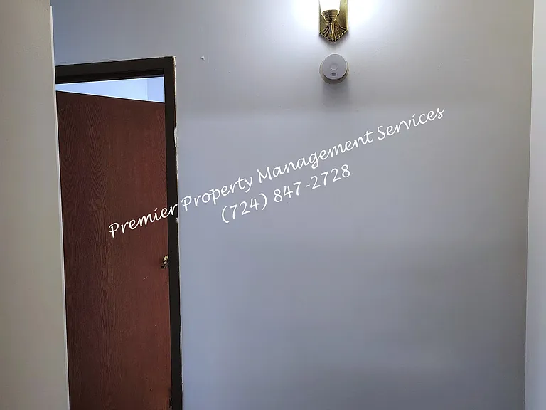 518 W Cunningham St — Photo 15