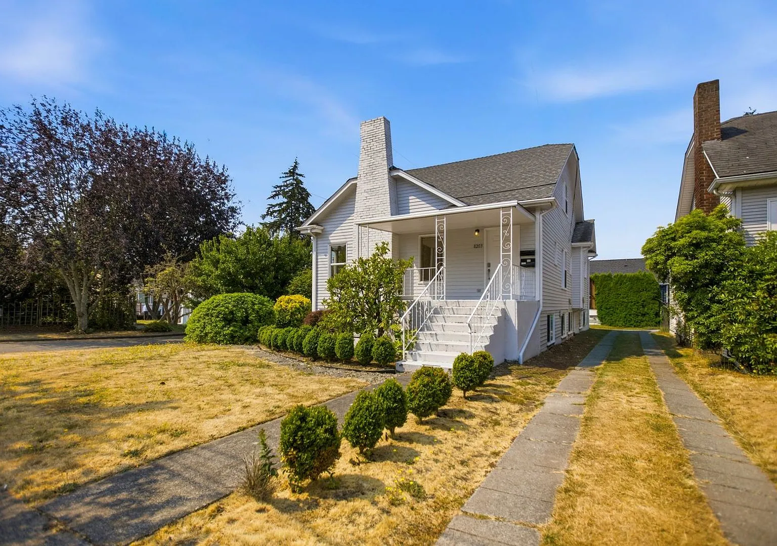 Steps from Green Lake ,6 bed 3 bath home with 2 kitchens and 2 laundry rooms. — Photo 3