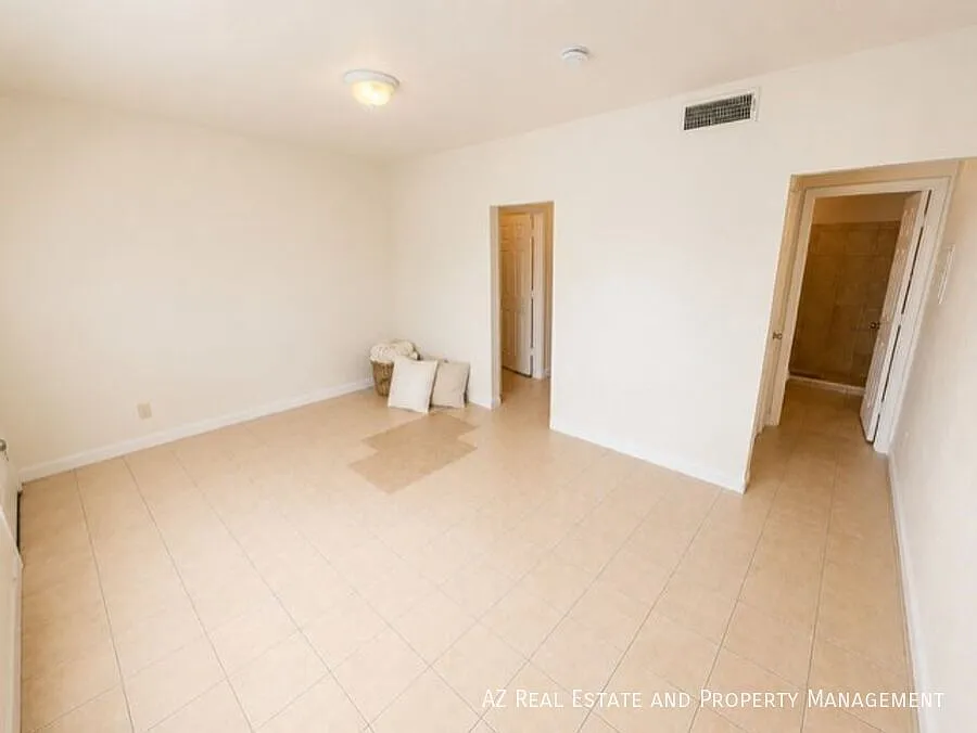 Affordable Studio Living in a Prime Phoenix Location $500 deposit + First month FREE on a 13 mont... — Photo 3